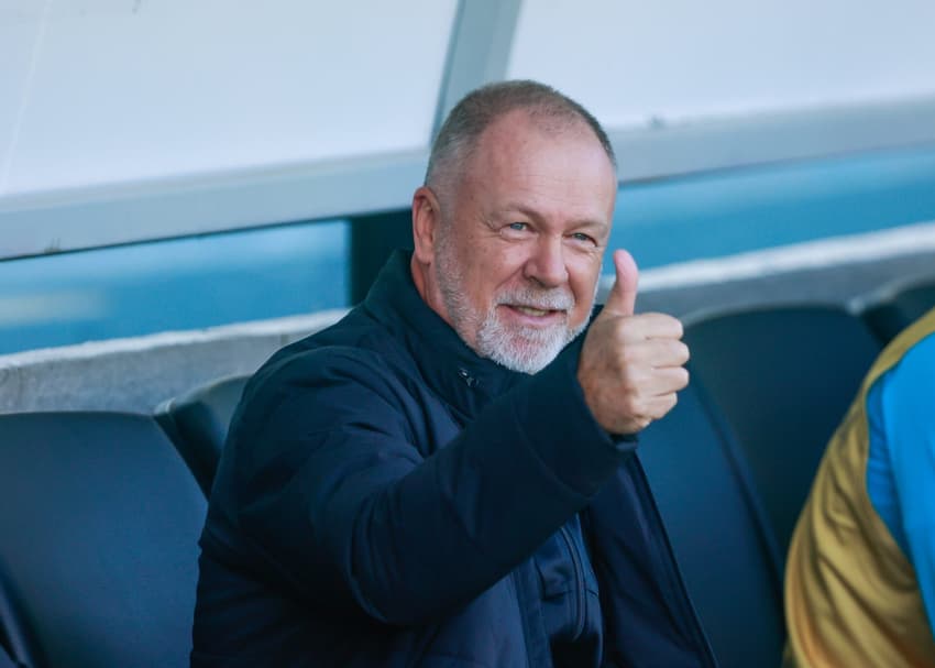 Mano Menezes faz sinal positivo antes do jogo do Grêmio contra o Juventude. (Foto: Luiz Erbes/AGIF)