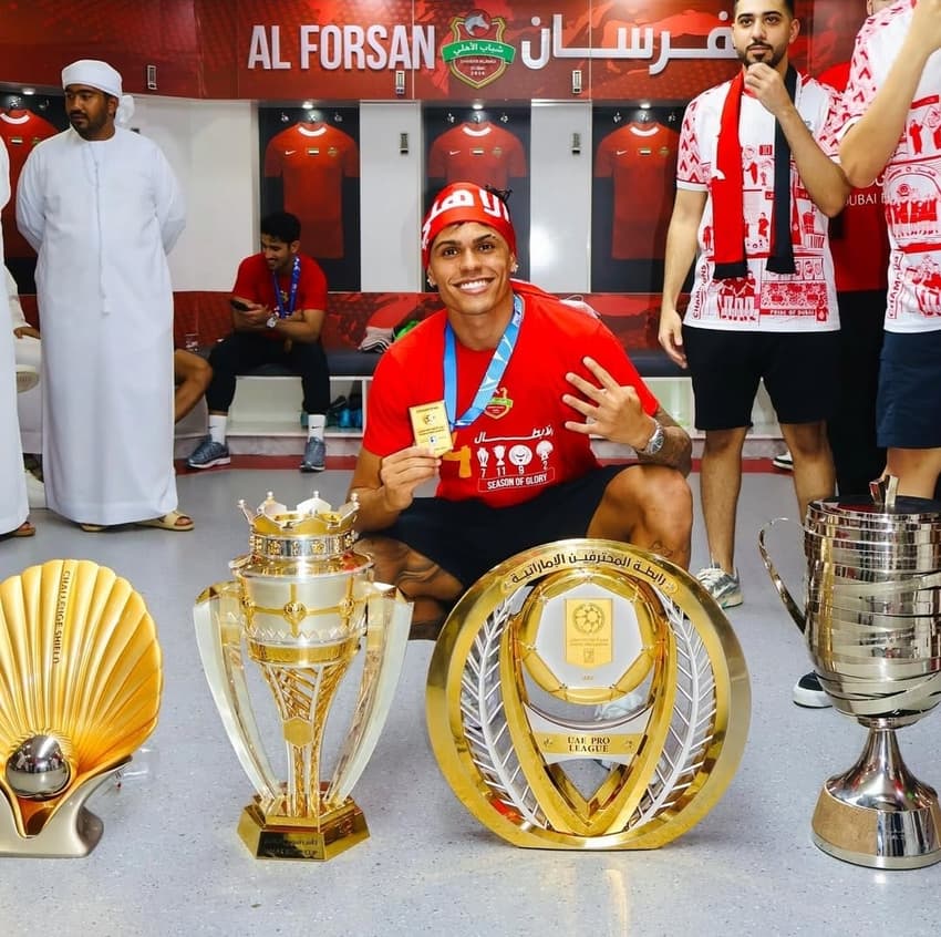 Mateusão exibe títulos conquistados com o Shabab Al-Ahly