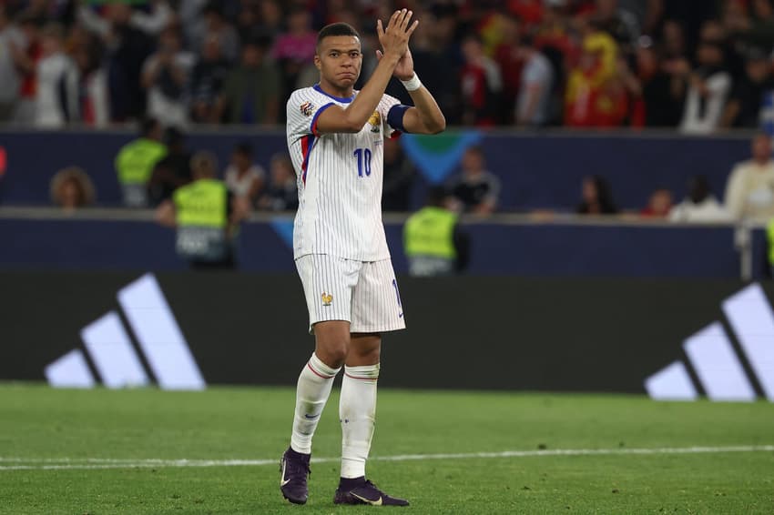 Mbappé aplaude incentivo da torcida após derrota da França para a Espanha