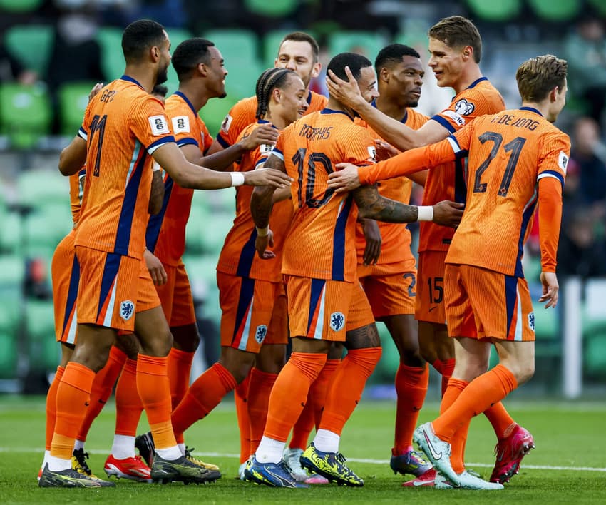Memphis é festejado por companheiros da Holanda após marcar gol contra Malta