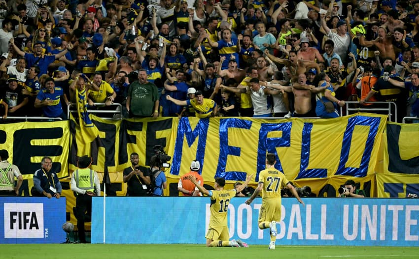 Merentiel comemorando o gol do Boca Juniors no Mundial com a torcida (Foto: Patricia de Melo/AFP)