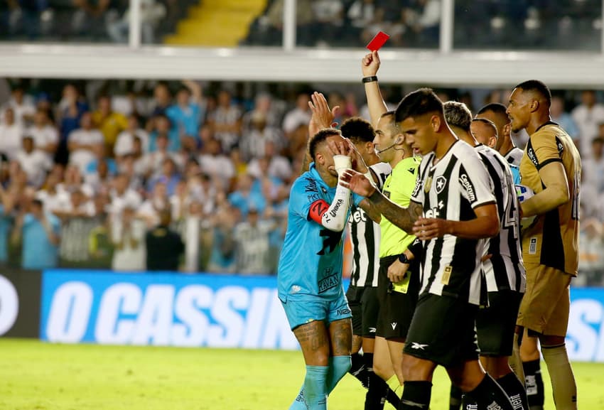Neymar recebe cartão vermelho durante partida entre Santos e Botafogo