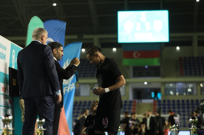 Nogueira recebe medalha de campeão da Copa do Azerbaijão pela conquista com o Sabah