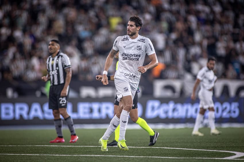 Pedro Raul na partida entre Botafogo e Ceará, pelo Brasileirão 2025 (Foto: Felipe Santos/Ceará SC)