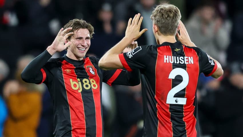 Próximo de reforçar o PSG, Zabarnyi celebra gol com Huijsen, no Bournemouth