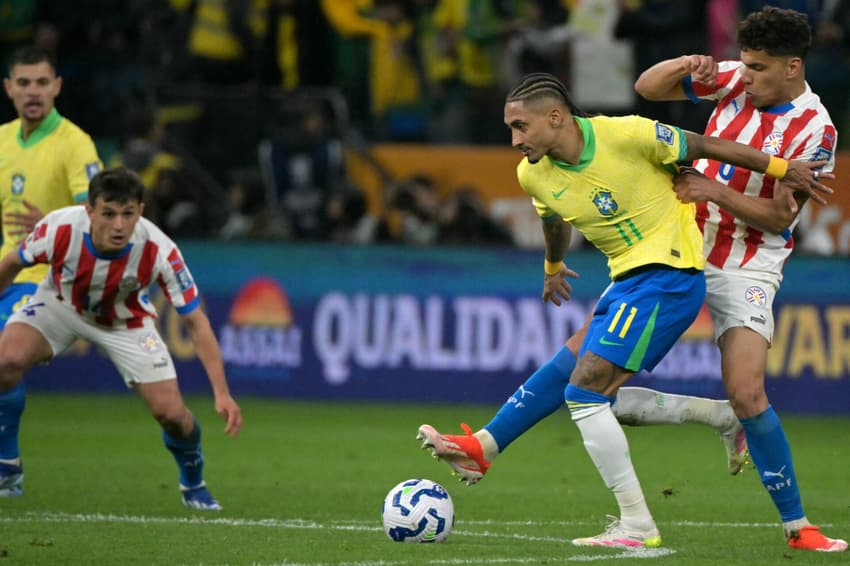 Raphinha em ação pela Seleção Brasileira no duelo contra o Paraguai (Foto: Nelson Almeida/AFP)