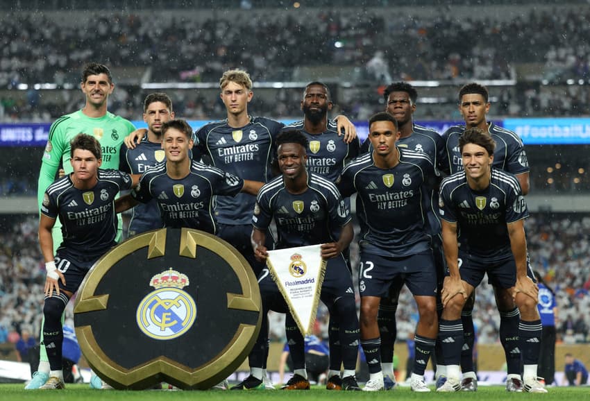 Real Madrid perfilado antes do jogo contra o RB Salzburg, pelo Mundial de Clubes