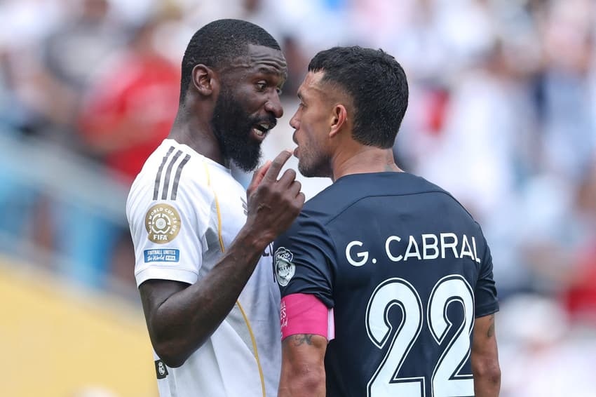 Rüdiger e Cabral discutem em campo na reta final do jogo entre Real Madrid e Pachuca, pelo Mundial de Clubes