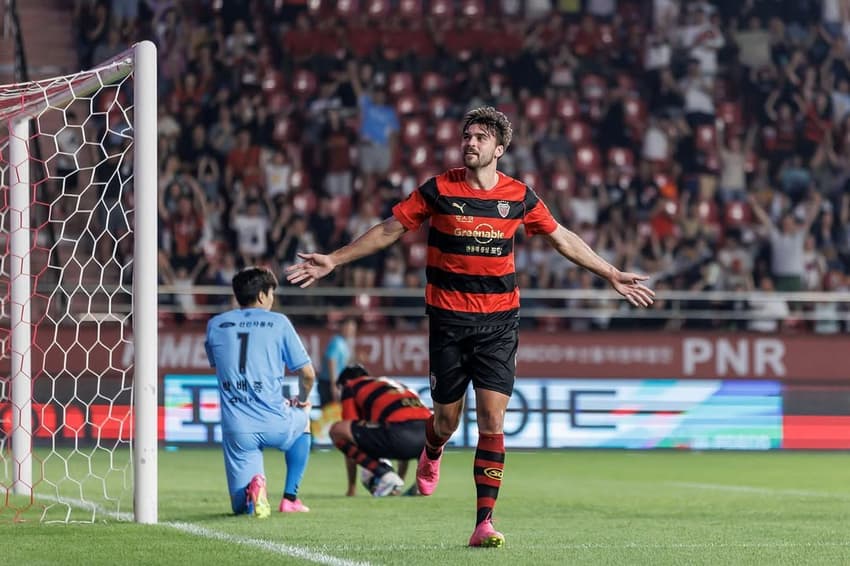 Zeca com a camisa do Pohang Steelers (Foto: reprodução)