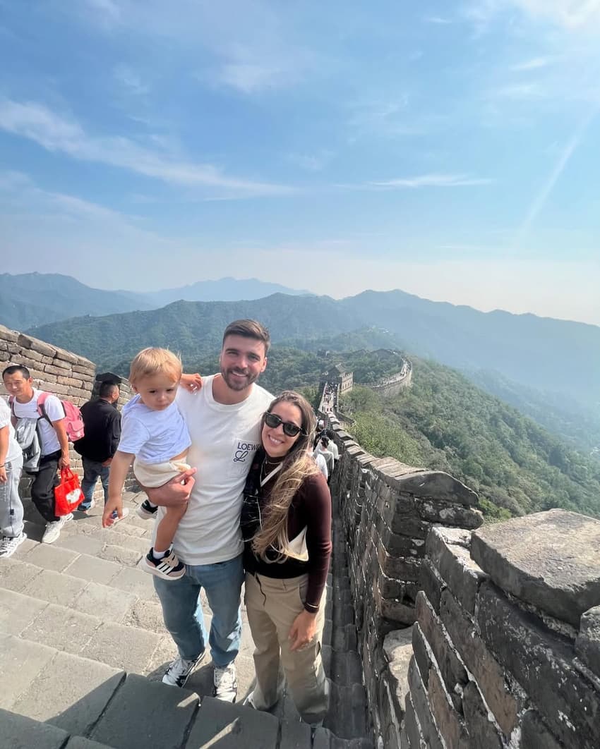 Zeca com a família na Muralha da China (Foto: redes sociais)