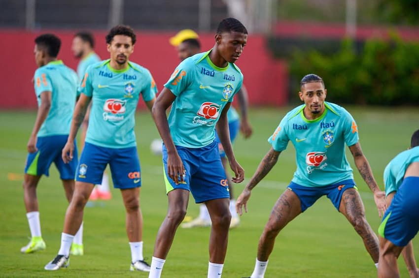 Kauan ao lado de Raphinha e Marquinhos em treino da seleção brasileira Foto: Redes Sociais