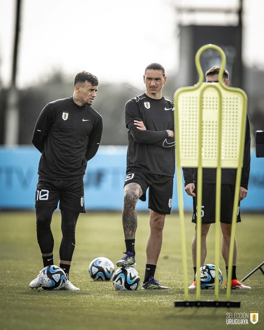Lucho Rodríguez ao lado de Darwin Núñez em treino do Uruguai (Foto: redes sociais)