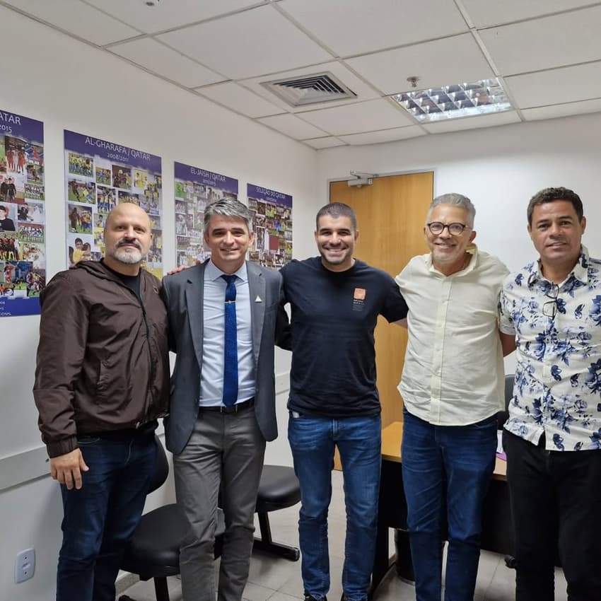 Reunião de integrantes do Movimento Vitória SAF com Marcone (segundo da esquerda para direita) para discutir parceria com a QSI (Foto: redes sociais)