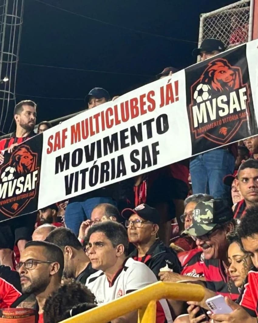 Torcedores integrantes do Movimento Vitória SAF levam faixa para o Barradão (Foto: redes sociais)