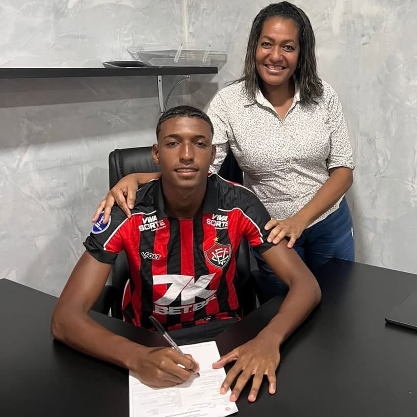 Kauan posa com a mãe após ampliar contrato com o Vitória até 2028 Foto: Redes Sociais