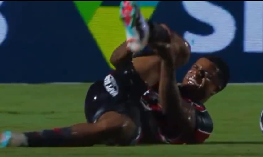 Jamerson sente dores após sofrer falta dura (Foto: reprodução / Premiere)