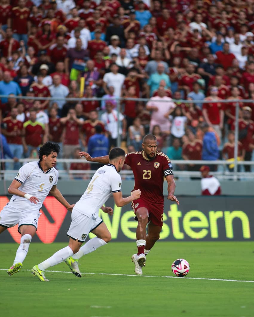 Seleção Boliviana em partida contra a Venezuela (Foto: Divulgação/La Vinotinto)