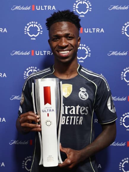 Vini Jr com o prêmio de melhor jogador contra o RB Salzburg