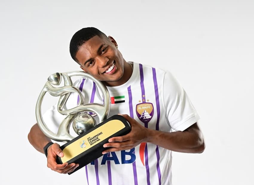 Jonatas Santos com o troféu da Champions League da Ásia conquistado pelo Al-Ain