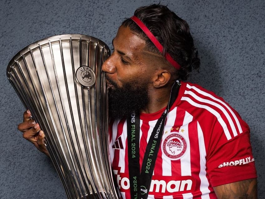 Rodinei se consolidou como um dos melhores jogadores do Olympiacos e venceu a Conference League (Foto: Reprodução Instagram)