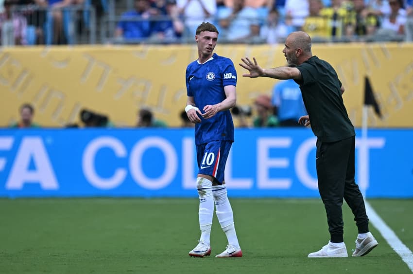 Técnico do Chelsea conversa com Palmer durante jogo contra o Benfica, pelo Mundial