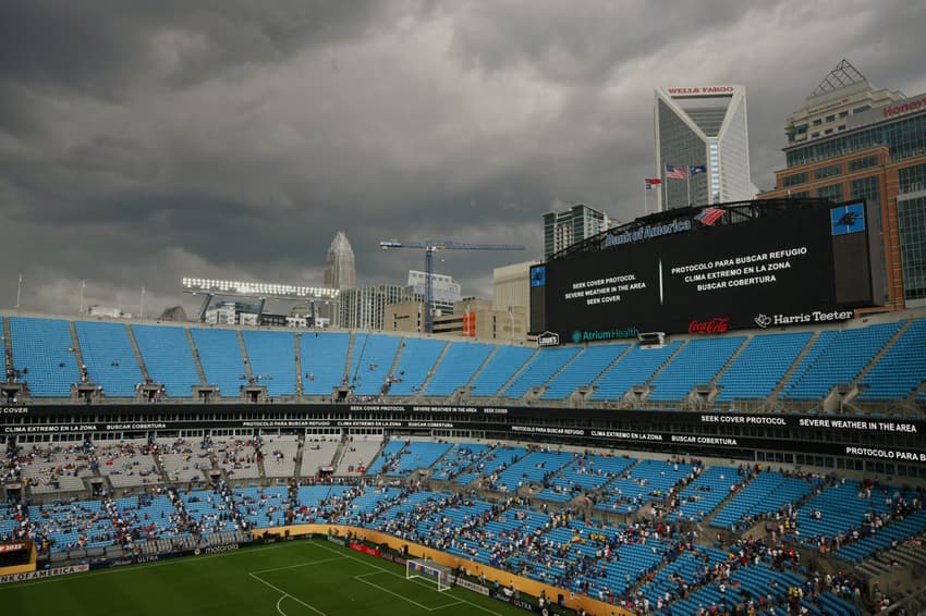Telão do Bank of America Stadium alerta para risco de tempestade no jogo entre Benfica e Chelsea, pelo Mundial de Clubes Copa do Mundo (Foto: Angela Weiss/AFP)