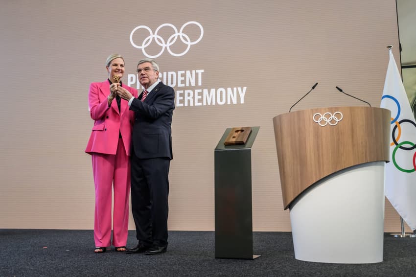 Thomas Bach e Kirsty Coventry na cerimônia do COI em Lausanne, na Suíça (foto: Fabrice COFFRINI / AFP)