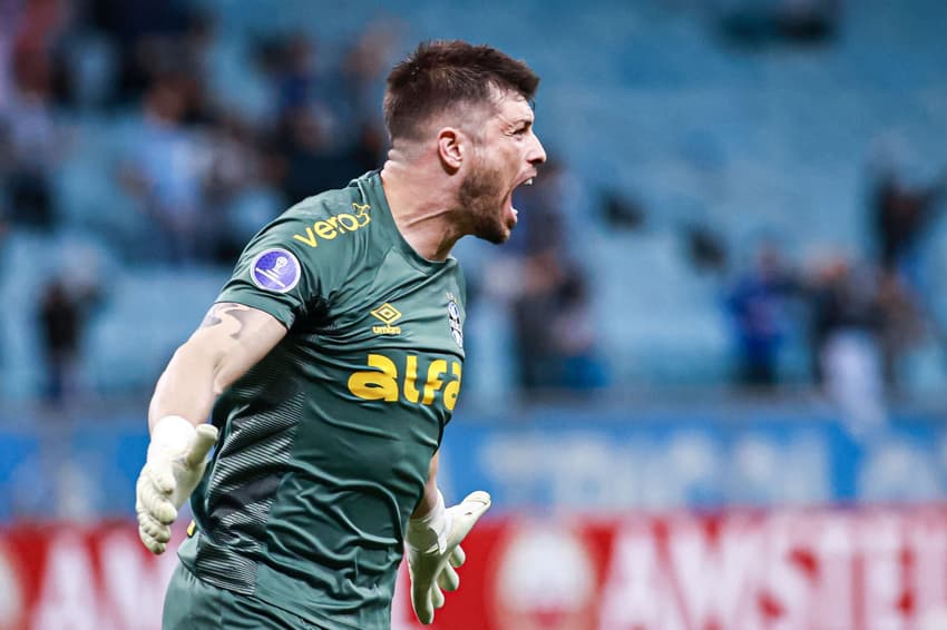 Tiago Volpi comemora em jogo do Grêmio. (Foto: Maxi Franzoi/AGIF)