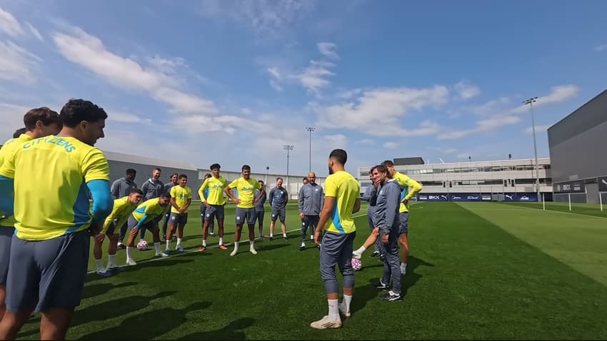 Jogadores do Manchester City em treino para o Mundial nos EUA
