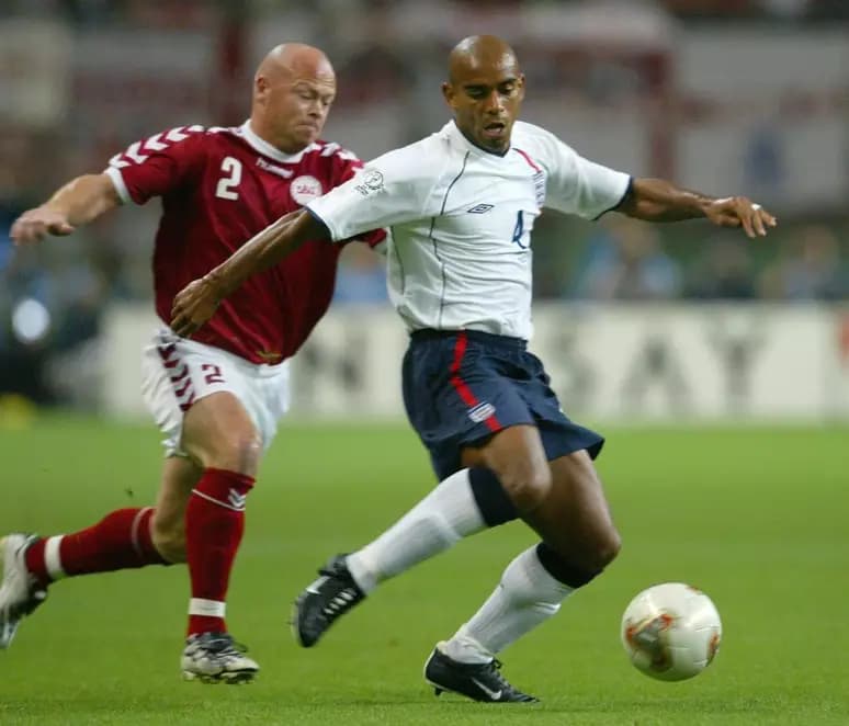 Trevor Sinclair em ação pela seleção da Inglaterra, na Copa do Mundo de 2002 (Foto: Owen Humphreys/A Images/Getty Images)