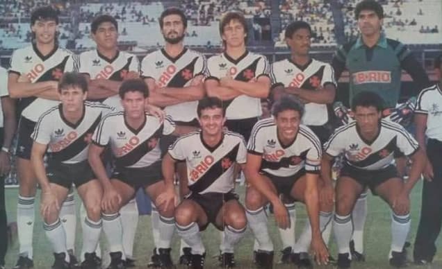 Vasco bi-campeão carioca. Na foto: Paulo Roberto, Donato, Morôni, Dunga, Mazinho e Acácio; Maurícinho, Geovani, Tita, Roberto Dinamite e Romário (Foto: Reprodução)