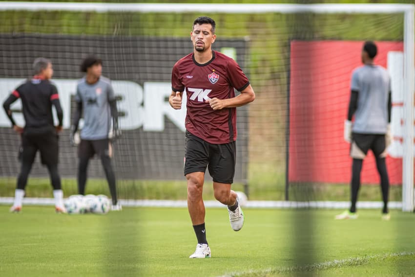 Ricardo Ryller corre ao redor do campo na Toca do Leão (Foto: Victor Ferreira / EC Vitória)