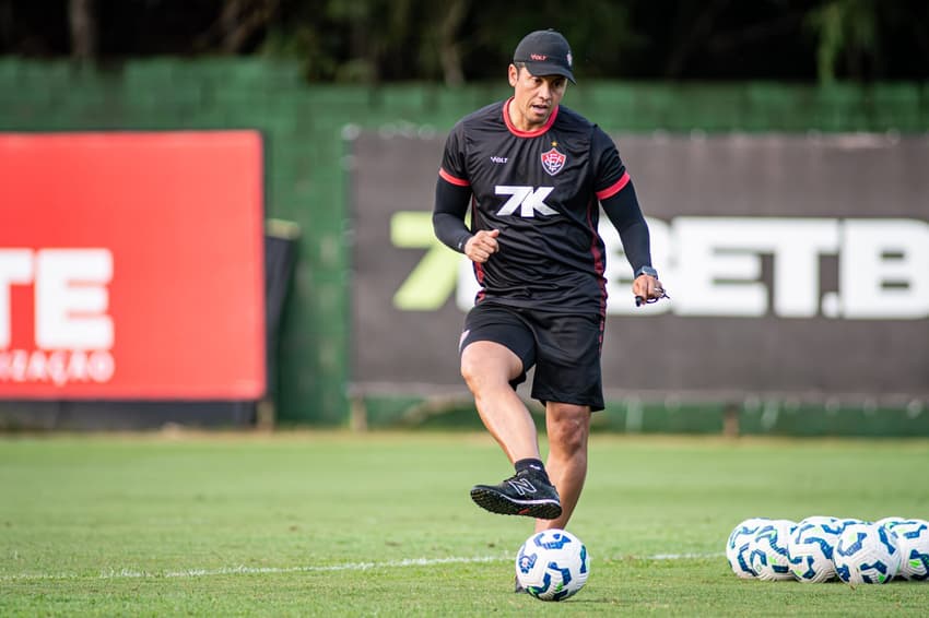 Thiago Carpini comanda treino no Barradão (Foto: Victor Ferreira / EC Vitória)