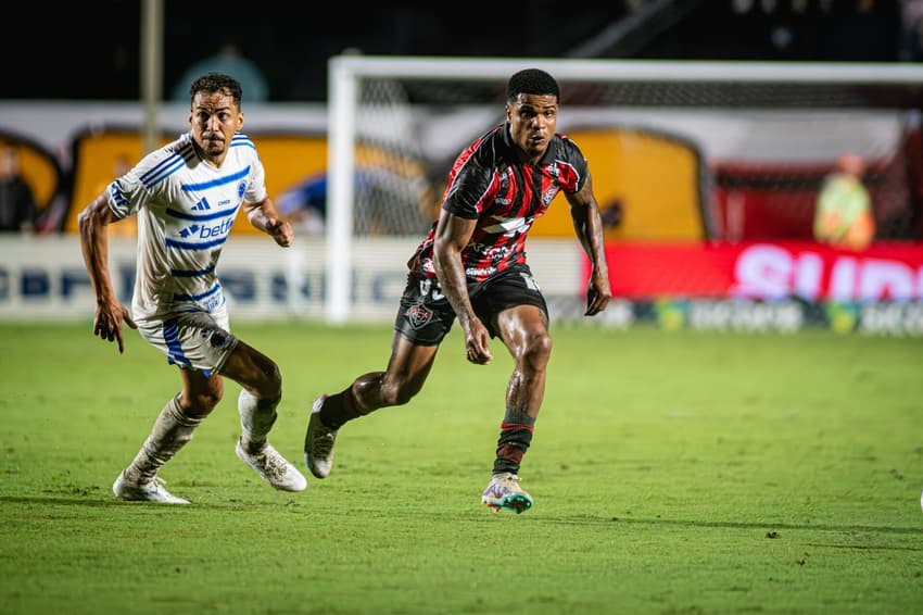 Jamerson em ação na partida contra o Cruzeiro (Foto: Victor Ferreira / EC Vitória)