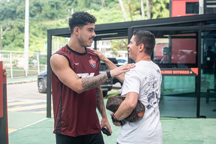 Lucas Halter cumprimenta Osvaldo em reapresentação do Vitória (Foto: Victor Ferreira / EC Vitória)