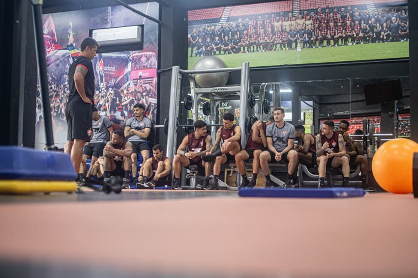 Atletas do Vitória reunidos na academia antes de treino (Foto: Victor Ferreira / EC Vitória)