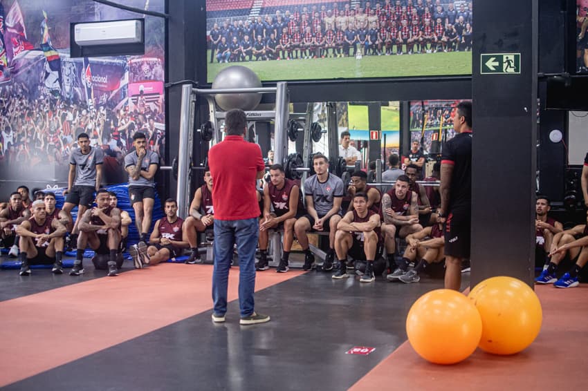 Fábio Mota discursa para os jogadores em reapresentação (Foto: Victor Ferreira / EC Vitória)