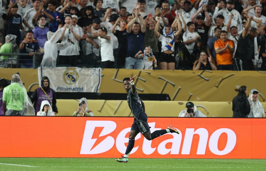 Vini Jr celebra gol pelo Real Madrid contra o RB Salzburg no Mundial
