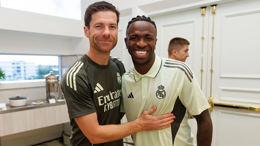 Vini Jr com Xabi Alonso em sua reapresentação no Real Madrid para o Mundial de Clubes