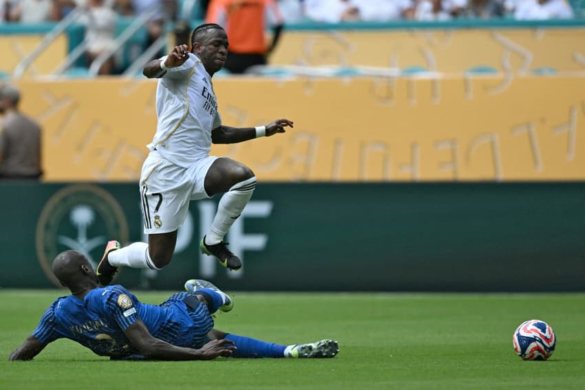 Elogiado por cancelo, Vini Jr disputa bola com Koulibaly em Real Madrid x Al-Hilal, pelo Mundial de Clubes (Foto: Chandan Khanna/AFP)
