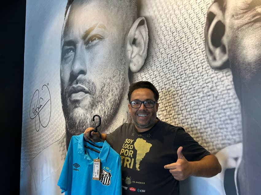 Paulo Castro garantiu sua camisa de Neymar (Foto: Guilherme Lesnok/ Lance!)