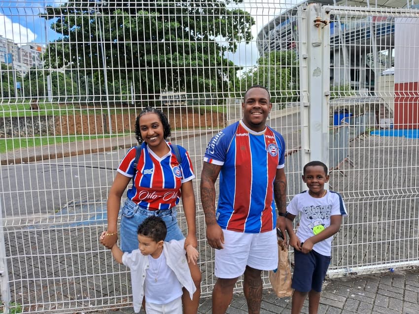 Jeferson e família nos arredores da Arena Fonte Nova (Foto: Rafael Carmo / Lance!)