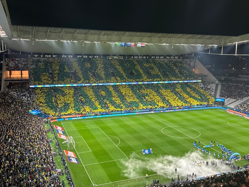 Torcida brasileira faz mosaico em homenagem ao aniversário de 66 anos de Carlo Ancelotti. (Foto: Juliana Yamaoka/ Lance)