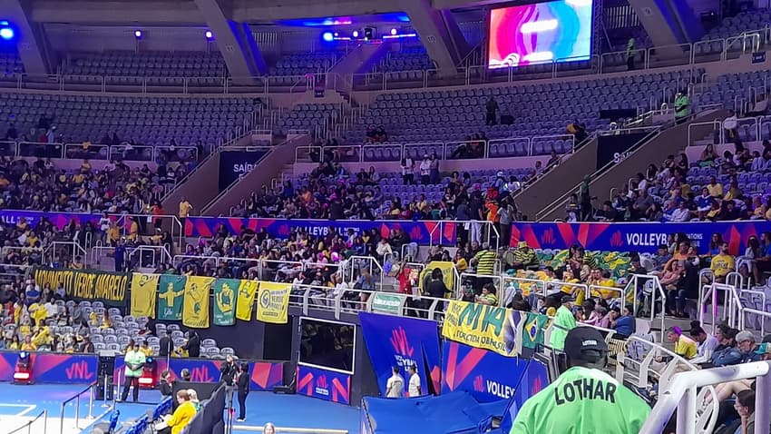 Torcida no Maracanãzinho na estreia da disputa masculina (Foto: Kauhan Fiaux / Lance!)