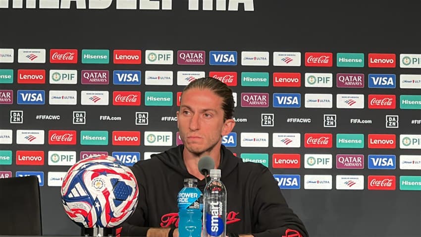Filipe Luís em entrevista antes da estreia do Mundial (Foto: Lucas Bayer / Lance!)