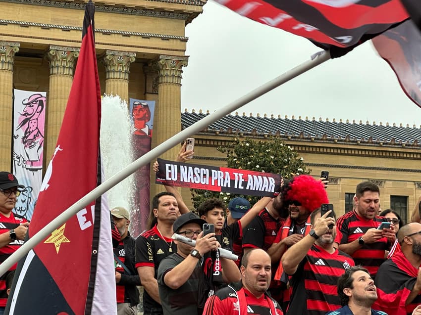 Torcida do Flamengo já no clima da estreia no Mundial (Foto: Lucas Bayer/Lance!)