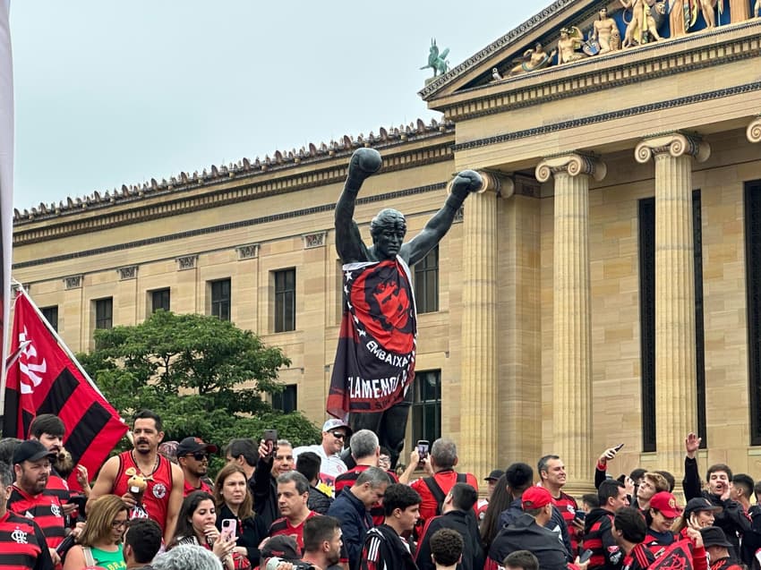 Torcedores do Flamengo lotam escadaria e deixam o Rocky trajado de vermelho e preto (Lucas Bayer / Lance!)