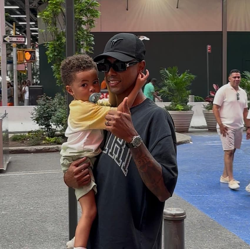Bruno Henrique aproveita a folga no Flamengo com a família em NY