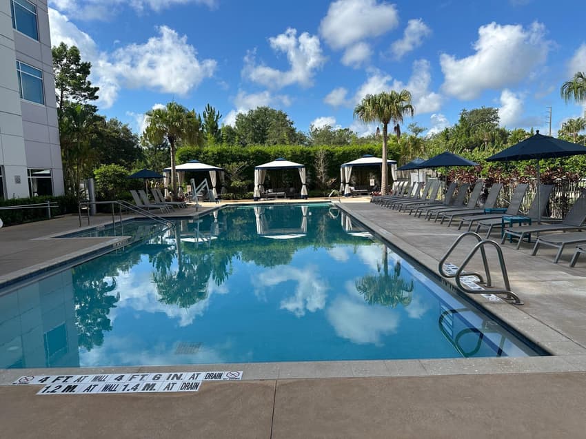 Piscina do hotel The Celeste, em Orlando (Foto: Lucas Bayer/Lance!)