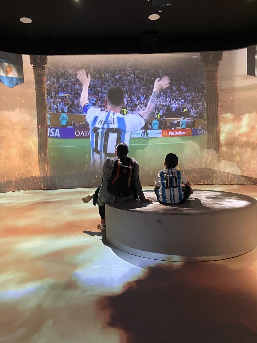 Família na exposição em homenagem a Messi. (Foto: Giselly Corrêa/Lance!)